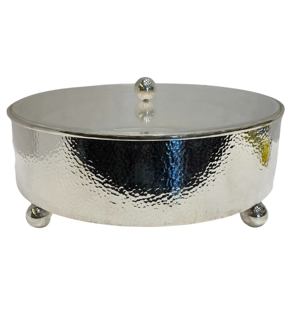 Handmade 925 Sterling Silver Modern Hammered Matzah Holder 14": Handmade 925 Sterling Silver Modern Hammered Matzah Holder 14" This exquisite Matzah Holder is crafted from fine 925 sterling silver and features a modern hammered design that is both shiny and sleek.