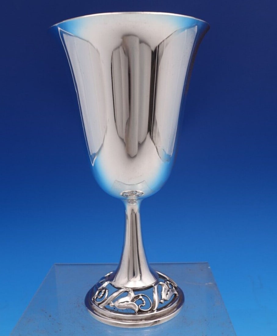 International Sterling Silver La Paglia Water Goblet 6.5 inches: International Sterling Silver La Paglia Water Goblet 6.5 inches Presenting the exquisite La Paglia water goblet by International Sterling, a remarkable addition to your collection. This elegant goblet