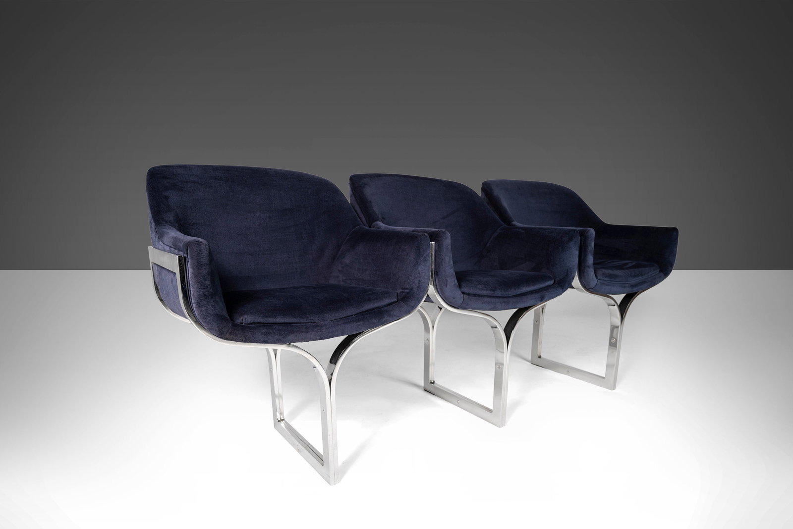 Milo Baughman 3-Seat Navy Velvet Sofa with Chrome Base 1970s: Milo Baughman 3-Seat Navy Velvet Sofa with Chrome Base 1970s This stunning three-seat bench, attributed to Milo Baughman, showcases a captivating navy blue velvet upholstery set on an elegant chrome b
