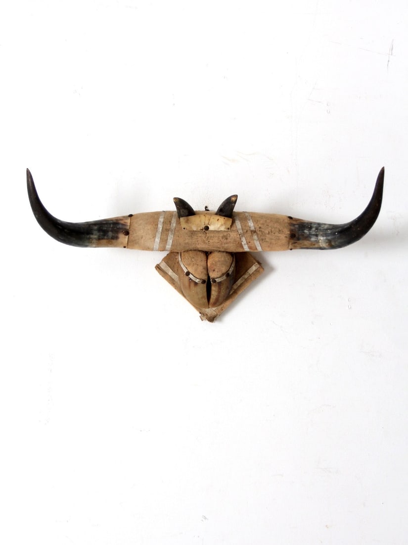 Vintage Bull Horn Wall Mount Western Decor 22.5 x 10 x 5: Vintage Bull Horn Wall Mount Western Decor 22.5 x 10 x 5 Enhance your space with this vintage bull horn wall mount, showcasing real curved horns complemented by natural horn, bone, and hoof elements a