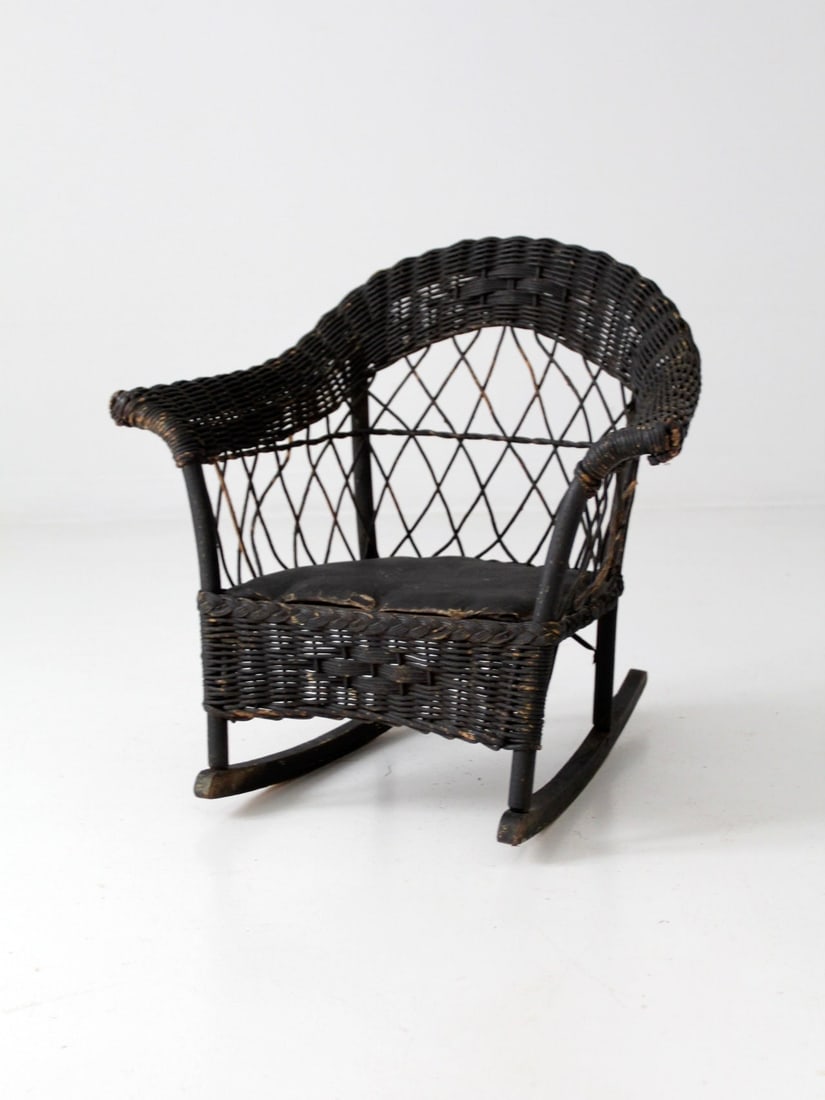 Antique Victorian Black Wicker Child's Rocking Chair 19th Century: Antique Victorian Black Wicker Child's Rocking Chair 19th Century This exquisite antique Victorian child's rocking chair is crafted from deep black wicker, showcasing a gracefully curved crest, a wove