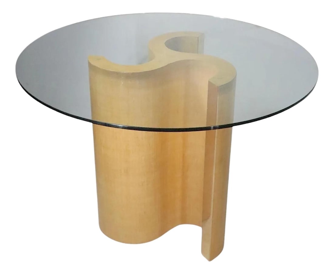 Postmodern Hollywood Regency Grass Cloth Brass Glass Dining Table 42in: Postmodern Hollywood Regency Grass Cloth Brass Glass Dining Table 42in This stunning Postmodern Hollywood Regency dining table showcases a unique design characterized by a curved three-panel pedestal 