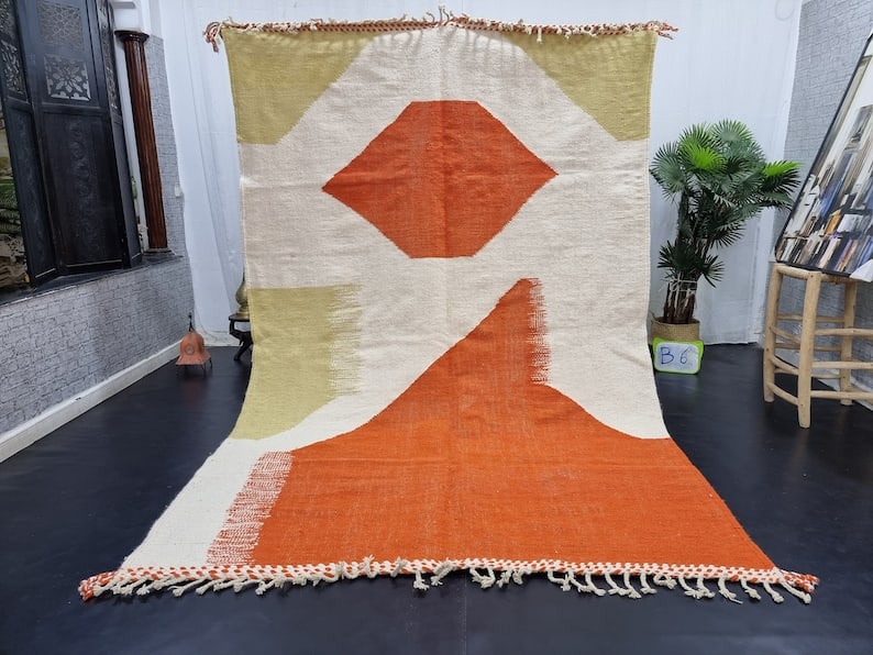 Handwoven Moroccan Rug 100% Sheep Wool 8x5 ft: Handwoven Moroccan Rug 100% Sheep Wool 8x5 ft Discover the beauty of this Elegant Authentic Rug, handwoven in the Atlas Mountains by skilled Berber women weavers. Crafted using traditional techniques 