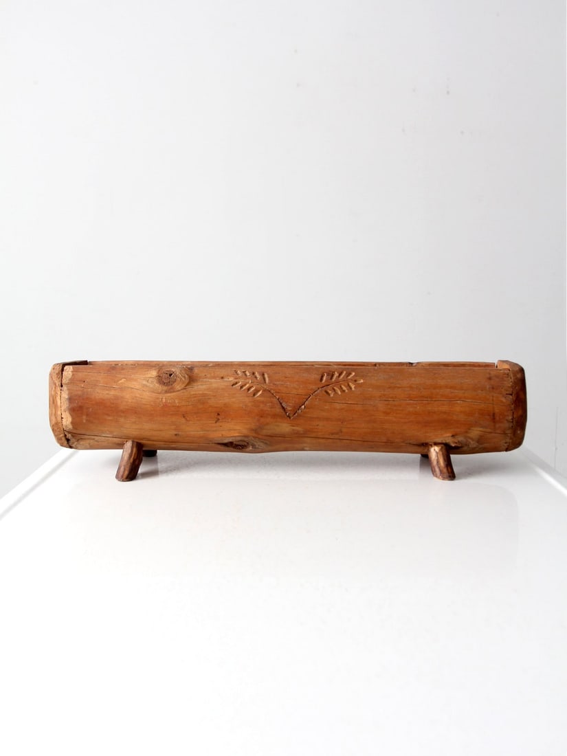 Handmade Vintage Wooden Bowl with Carved Details and Peg Feet: Handmade Vintage Wooden Bowl with Carved Details and Peg Feet This vintage hand-carved wooden footed bowl features intricate detailing and peg feet, offering both functionality and rustic charm. Its t