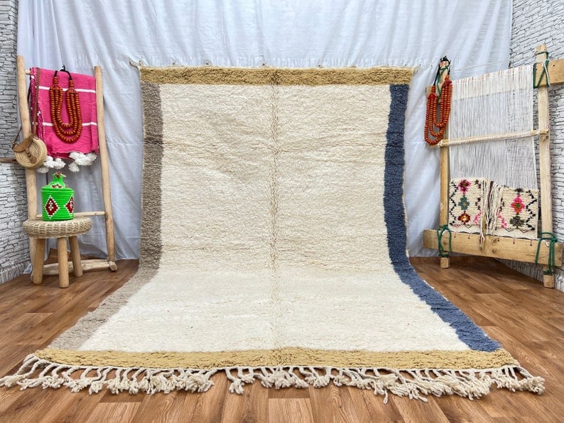 Authentic Moroccan Rug Handwoven by Berber Women 100% Wool: Authentic Moroccan Rug Handwoven by Berber Women 100% Wool Discover the exquisite craftsmanship of this Fabulous Authentic Rug, handwoven in the Atlas Mountains by local Berber women weavers. Made wit