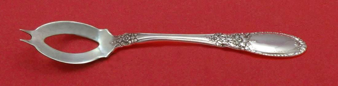 Towle Sterling Silver Old Mirror Olive Serving Spoon 6": Towle Sterling Silver Old Mirror Olive Serving Spoon 6" This exquisite serving spoon features the classic Old Mirror pattern by Towle, crafted from high-quality sterling silver. Measuring 6 inches in 