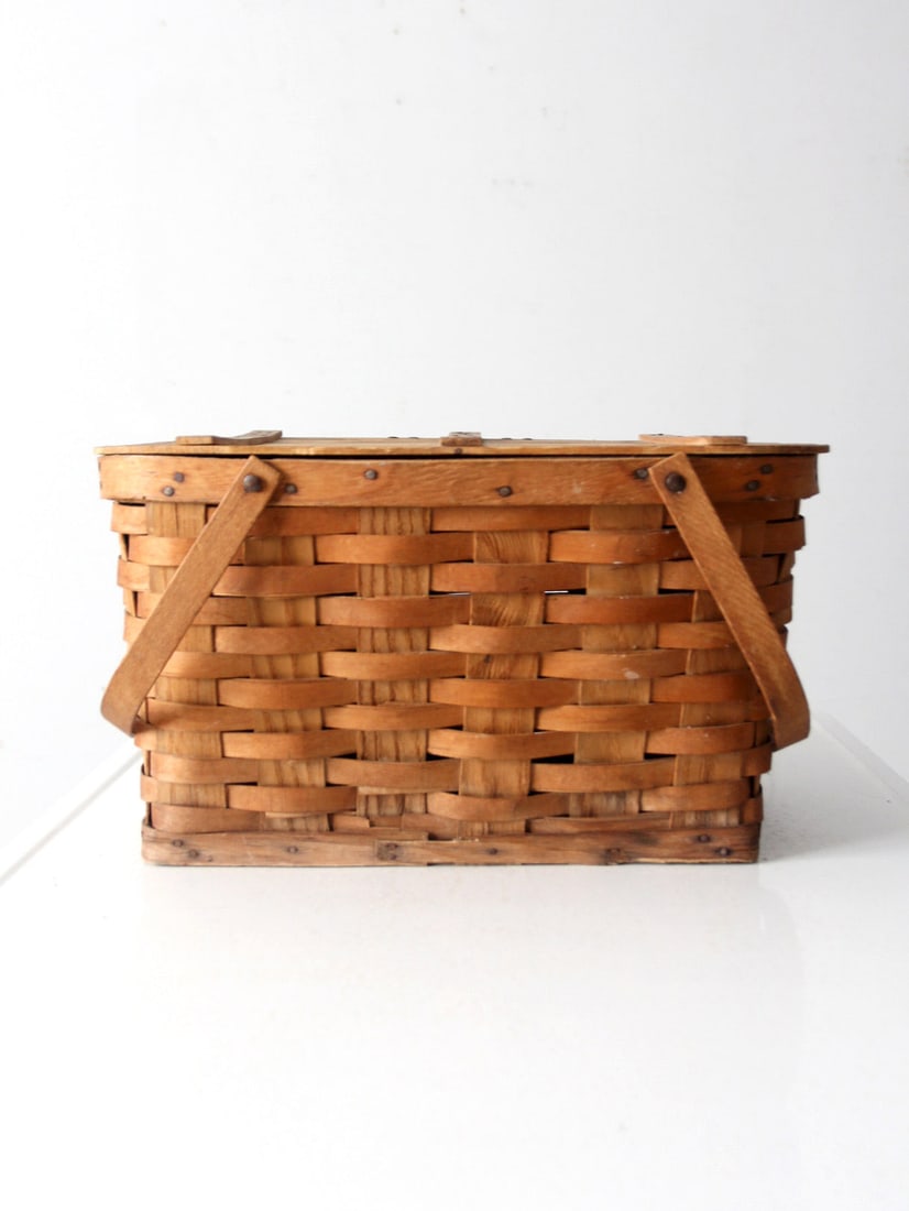 Vintage Splint Weave Picnic Basket with Bentwood Handles: Vintage Splint Weave Picnic Basket with Bentwood Handles This vintage picnic basket showcases a traditional splint weave design complemented by hinged bentwood handles, making it a versatile piece for