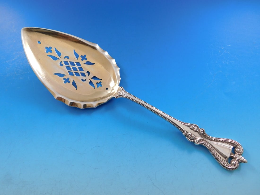 Towle Old Colonial Sterling Silver Pie Server Gold Wash 8 5/8 inch: Towle Old Colonial Sterling Silver Pie Server Gold Wash 8 5/8 inch This exquisite pie server from the Old Colonial pattern by Towle is crafted from sterling silver and features a beautiful gold wash w