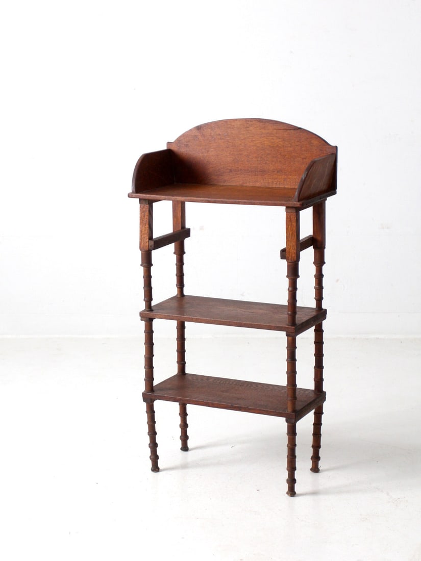 Antique Folk Art Spool Corner Etagere Late 1800s: Antique Folk Art Spool Corner Etagere Late 1800s Discover a stunning piece of history with this Antique Folk Art Spool Etagere, crafted in the late 1800s. This unique corner shelf features a charming 
