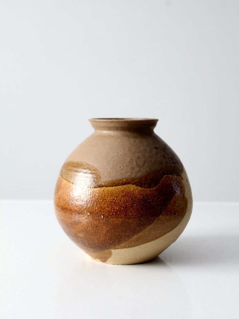 Signed Vintage Studio Pottery Vase with Four-Tone Brown Glaze: Signed Vintage Studio Pottery Vase with Four-Tone Brown Glaze This vintage studio pottery vase showcases the unique artistry of its creator, featuring a stunning four-tone brown glaze that enhances it