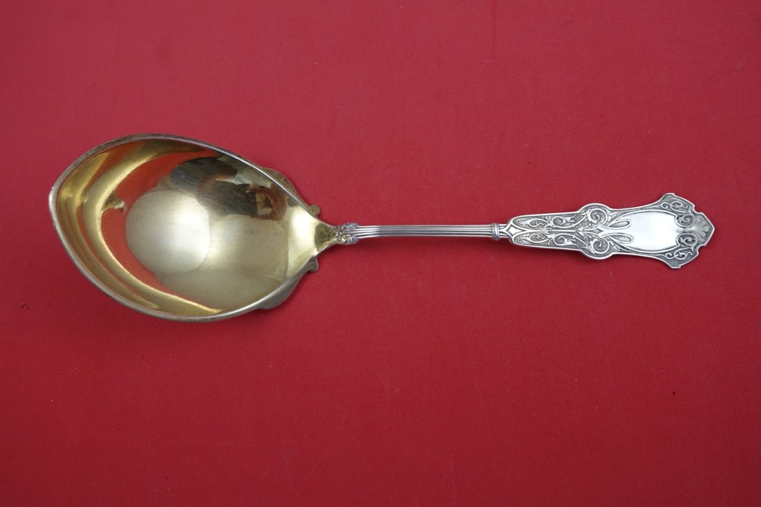 Whiting Alhambra Sterling Silver Gold Washed Gravy Ladle 8 3/8": Whiting Alhambra Sterling Silver Gold Washed Gravy Ladle 8 3/8" This exquisite gravy ladle is part of the Alhambra pattern by Whiting, crafted from high-quality sterling silver and featuring a luxurio