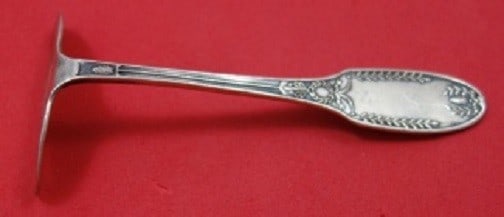 Alvin Marie Antoinette Sterling Silver Baby Food Pusher 4": Alvin Marie Antoinette Sterling Silver Baby Food Pusher 4" This exquisite 4" baby food pusher is crafted in sterling silver and features the elegant Marie Antoinette pattern by Alvin. Dating from the 