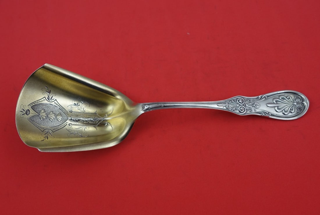 Tiffany & Co Saratoga Sterling Silver Cracker Scoop 9.5 inches Gold-Washed Lilies: Tiffany & Co Saratoga Sterling Silver Cracker Scoop 9.5 inches Gold-Washed Lilies Discover the elegance of the Saratoga cracker scoop, expertly crafted by Tiffany & Co. This exquisite serving piece is