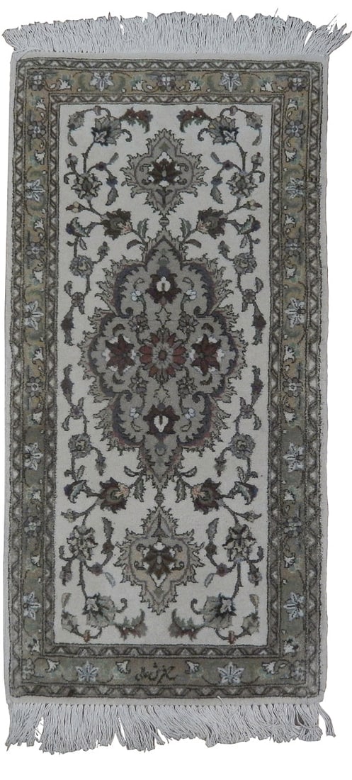 Signed Persian Tabriz Rug 2 x 4 Hand Knotted Wool Iran: Signed Persian Tabriz Rug 2 x 4 Hand Knotted Wool Iran Free continental US Shipping This signed Persian Tabriz rug is a hand-knotted piece from Iran, featuring the medallion and floral motifs characte