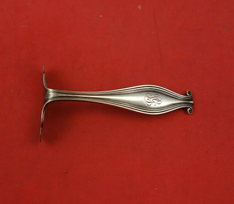 Gorham Weymouth Sterling Silver Baby Food Pusher 3 1/4 Inch: Gorham Weymouth Sterling Silver Baby Food Pusher 3 1/4 Inch This exquisite baby food pusher is crafted from sterling silver and features the elegant Weymouth pattern by Gorham. Measuring 3 1/4 inches,