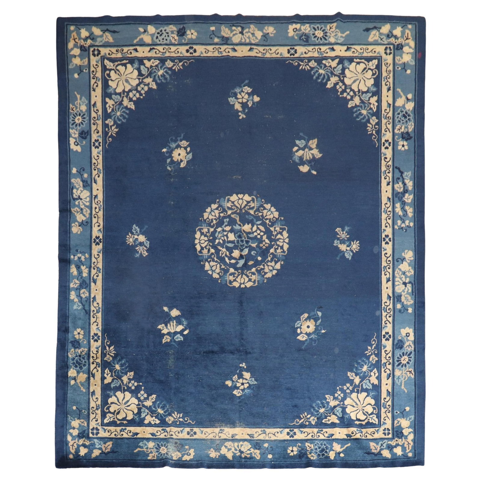 Mid-Century Modern Navy Chinese Peking Hand-Woven Wool Rug 96x115: Mid-Century Modern Navy Chinese Peking Hand-Woven Wool Rug 96x115 This exquisite Navy Chinese Peking room size rug showcases a captivating Mid-Century Modern style, hand-woven from high-quality wool. 