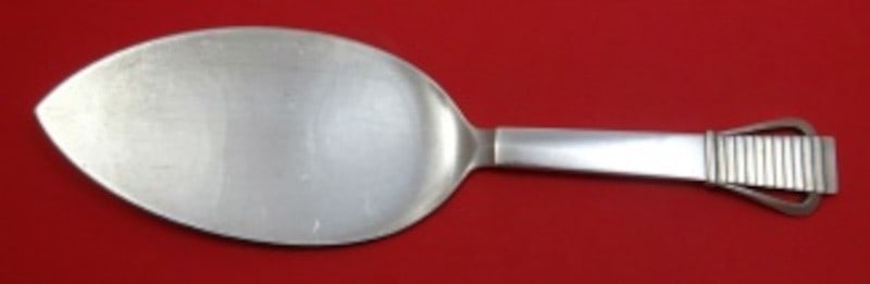 Georg Jensen Parallel Sterling Silver Cake Pie Server 10 in Denmark: Georg Jensen Parallel Sterling Silver Cake Pie Server 10 in Denmark Sterling silver cake/pie server in the Parallel pattern by Georg Jensen. It features a flat handle with wings, is not monogrammed, a