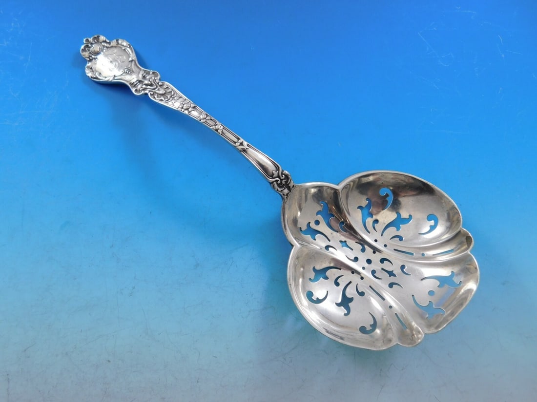 Alvin Nuremburg Sterling Silver Slotted Pea Spoon 8 5/8 Heirloom: Alvin Nuremburg Sterling Silver Slotted Pea Spoon 8 5/8 Heirloom An Alvin Nuremburg sterling silver slotted pea spoon with a pierced bowl and decorative handle. This pre-owned piece dates to the 1900-