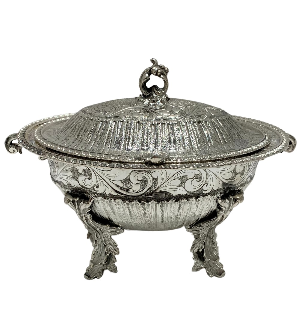 Handmade 925 Sterling Silver Esrog Box with Leaf Applique Design: Handmade 925 Sterling Silver Esrog Box with Leaf Applique Design This exquisite jewelry box is crafted from fine Italian 925 sterling silver and features a stunning handmade elegant swirl leaf appliqu