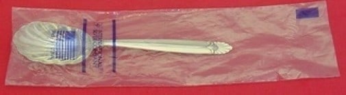 International Sterling Silver Empress Sugar Spoon 6 1/4" Shell Design: International Sterling Silver Empress Sugar Spoon 6 1/4" Shell Design Introducing the Empress Sugar Spoon from International Sterling Silver, a stunning addition to your serving collection. This exqui