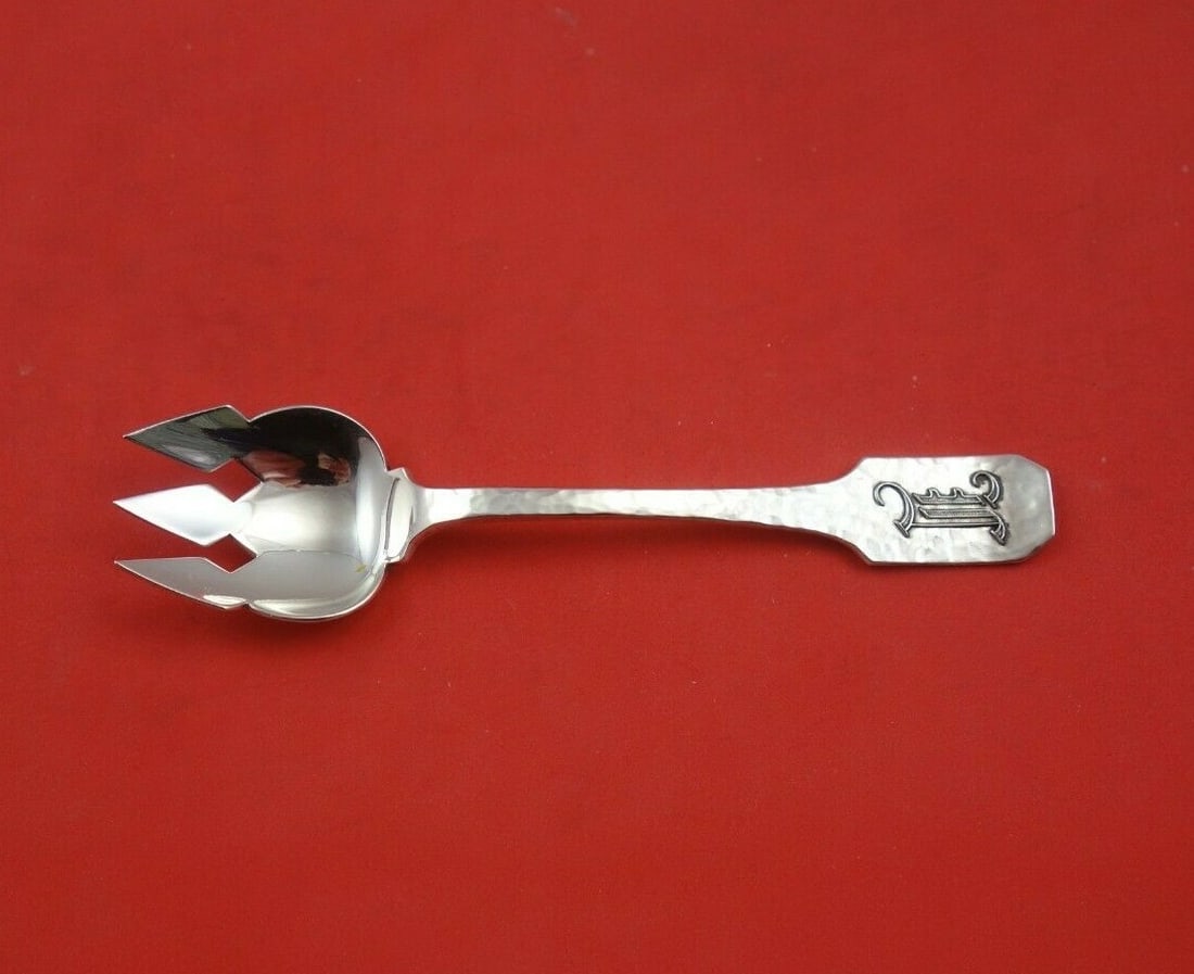Shreve Norman Hammered Sterling Silver Ice Cream Fork with Monogram Y 5": Shreve Norman Hammered Sterling Silver Ice Cream Fork with Monogram Y 5" This exquisite Norman Hammered ice cream fork by Shreve is crafted from high-quality sterling silver, showcasing a beautiful di