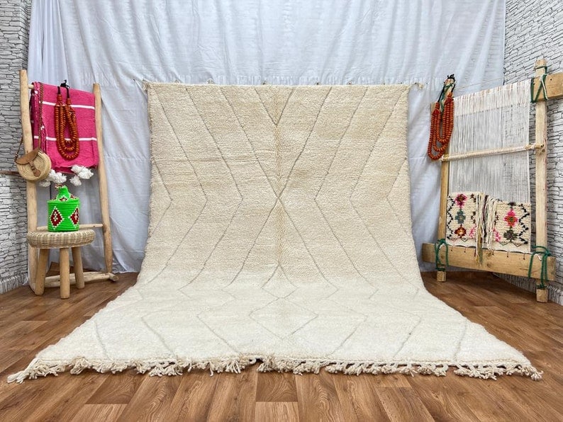 Authentic Handwoven Engraved White Rug from Morocco 100% Wool: Authentic Handwoven Engraved White Rug from Morocco 100% Wool Discover the beauty of this Fabulous Engraved White Rug, meticulously handwoven by local Berber women weavers in the Atlas Mountains of Mo
