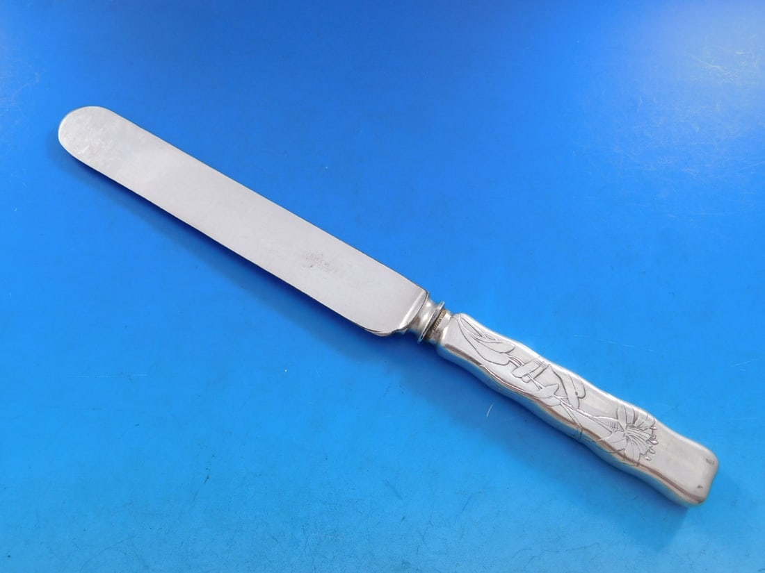 Tiffany & Co Lap Over Edge Sterling Silver Knife Daylily 9 1/4": Tiffany & Co Lap Over Edge Sterling Silver Knife Daylily 9 1/4" This exquisite Lap Over Acid Etched Knife by Tiffany & Co. features a stunning Daylily flower motif. Measuring 9 1/4 inches, this sterli