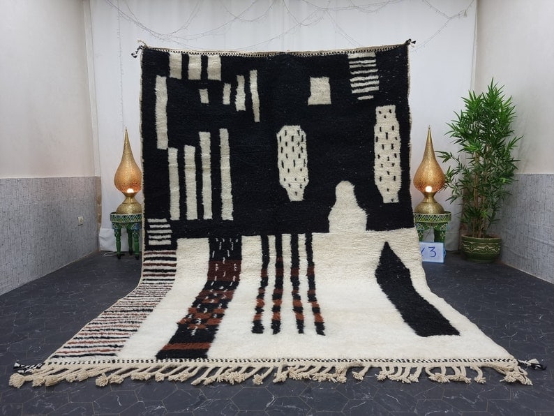Authentic Handwoven Moroccan Berber Rug 100% Wool Black & White: Authentic Handwoven Moroccan Berber Rug 100% Wool Black & White Experience the exquisite craftsmanship of this authentic handwoven Moroccan Berber rug, featuring a stunning black and white design. Met