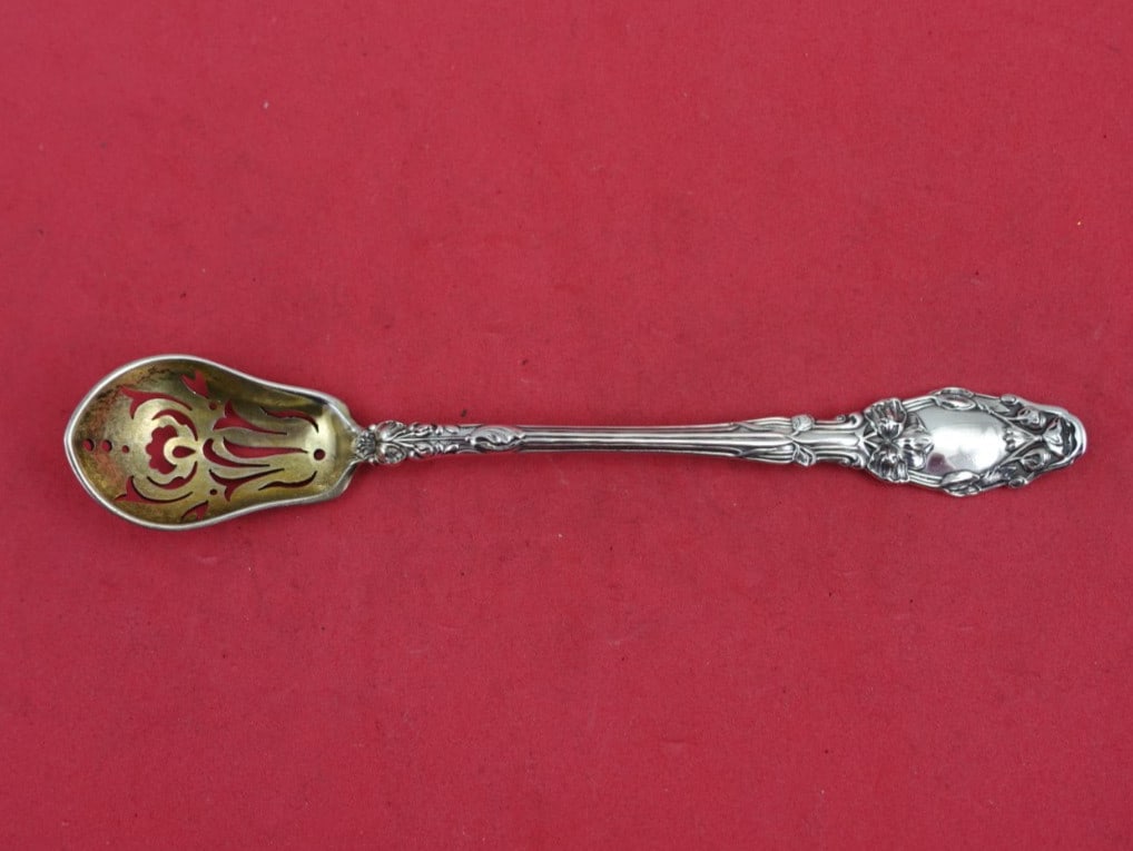 Gorham Virginiana Sterling Silver Olive Spoon Gold Washed Pierced 5 5/8": Gorham Virginiana Sterling Silver Olive Spoon Gold Washed Pierced 5 5/8" Discover the elegance of the Virginiana pattern by Gorham with this stunning sterling silver olive spoon. Crafted from high-qua