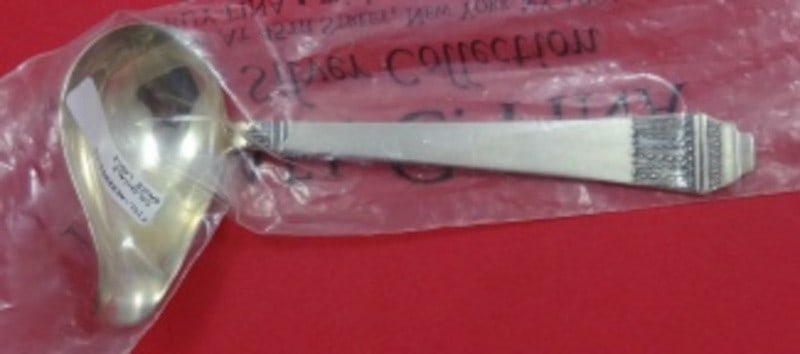 Calegaro Coloniale Sterling Silver Gravy Ladle with Spout 7 1/2 Italy: Calegaro Coloniale Sterling Silver Gravy Ladle with Spout 7 1/2 Italy Sterling silver gravy ladle in the Coloniale pattern by Calegaro, made in Italy. It features a spout and measures 7 1/2 inches lon