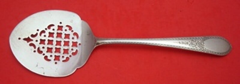 Lunt Early American Engraved Sterling Silver Tomato Server 7 3/4": Lunt Early American Engraved Sterling Silver Tomato Server 7 3/4" This exquisite Early American Engraved Tomato Server by Lunt showcases the timeless elegance of sterling silver craftsmanship. Measuri
