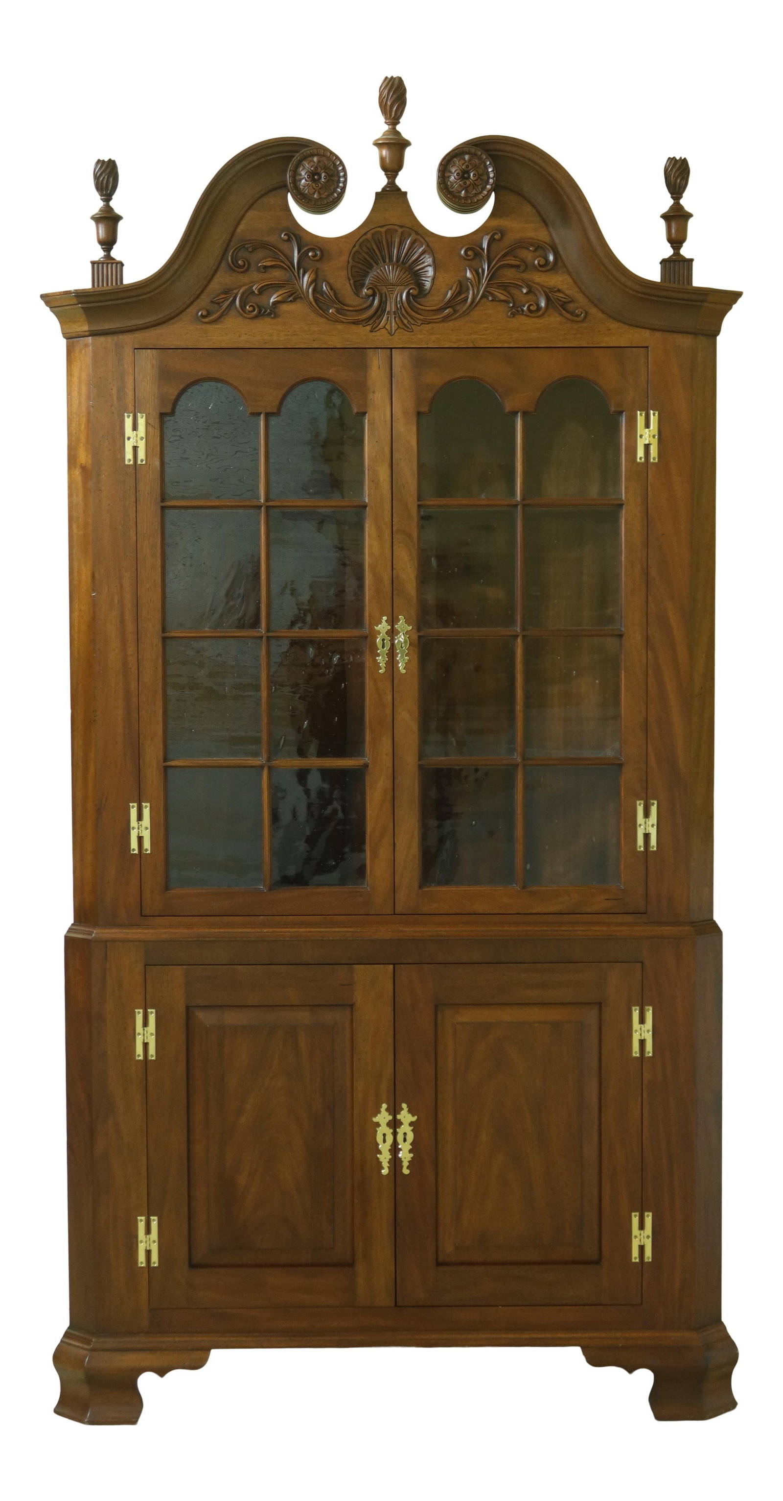 Henkel Harris Welford Corner Cabinet Solid Mahogany Chippendale Style: Henkel Harris Welford Corner Cabinet Solid Mahogany Chippendale Style This impressive Henkel Harris Connoisseur French Mahogany Welford Corner Cabinet is a fine example of craftsmanship from the early