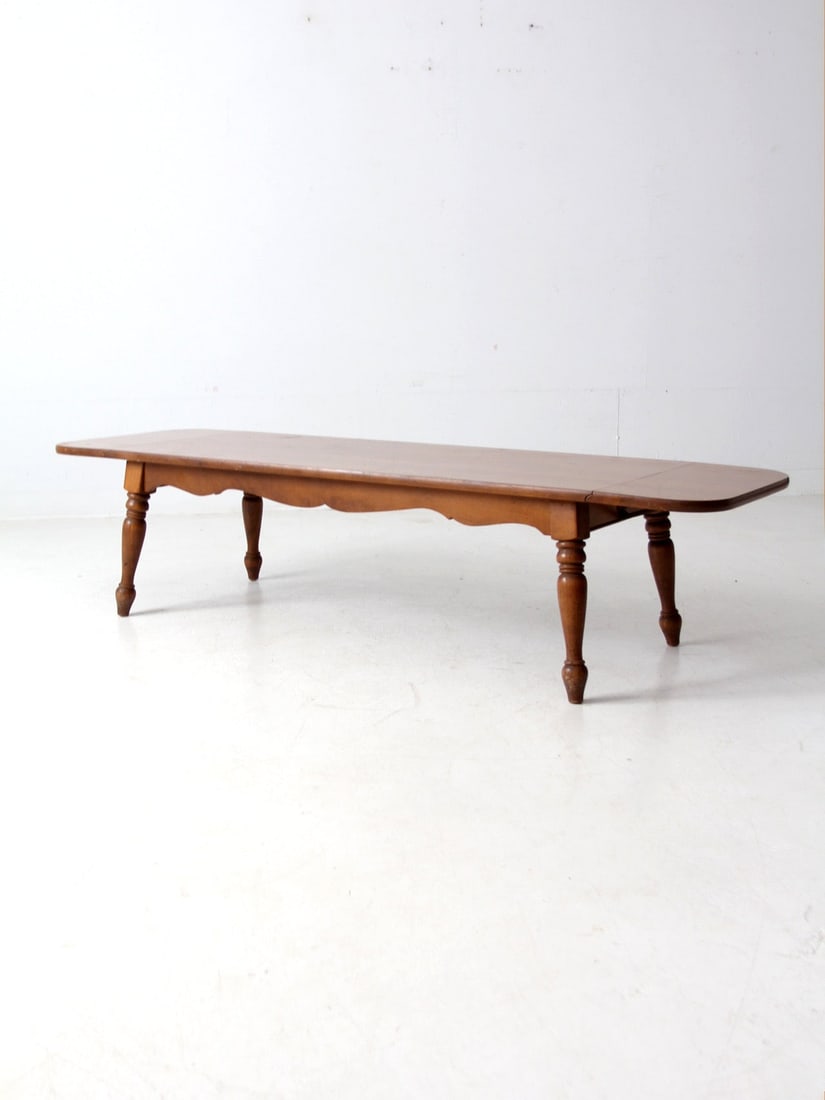 Mid-Century Colonial Drop Leaf Coffee Table with Turned Legs: Mid-Century Colonial Drop Leaf Coffee Table with Turned Legs This mid-century Colonial style drop-leaf coffee table showcases a slim profile with elegantly turned legs and a scalloped apron. The exten