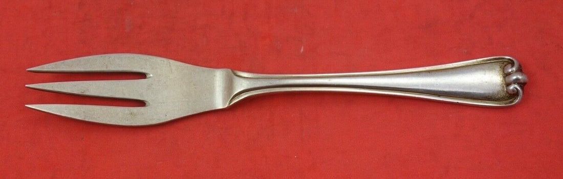 Buccellati Sterling Silver 3-Tine Pastry Fork 6 1/4 Inch: Buccellati Sterling Silver 3-Tine Pastry Fork 6 1/4 Inch This exquisite Buccellati pastry fork is crafted from high-quality sterling silver and features a classic three-tine design. Measuring 6 1/4 in