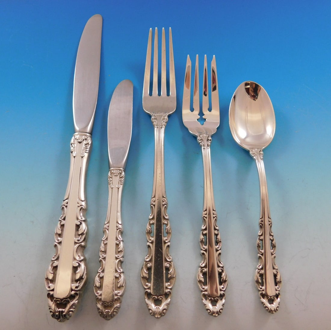 Alvin Albemarle Sterling Silver Flatware Set for 6 30 Pieces with Caddy: Alvin Albemarle Sterling Silver Flatware Set for 6 30 Pieces with Caddy Discover the exquisite Albemarle Sterling Silver Flatware Set by Alvin, designed for service of 6, encompassing a total of 30 pi
