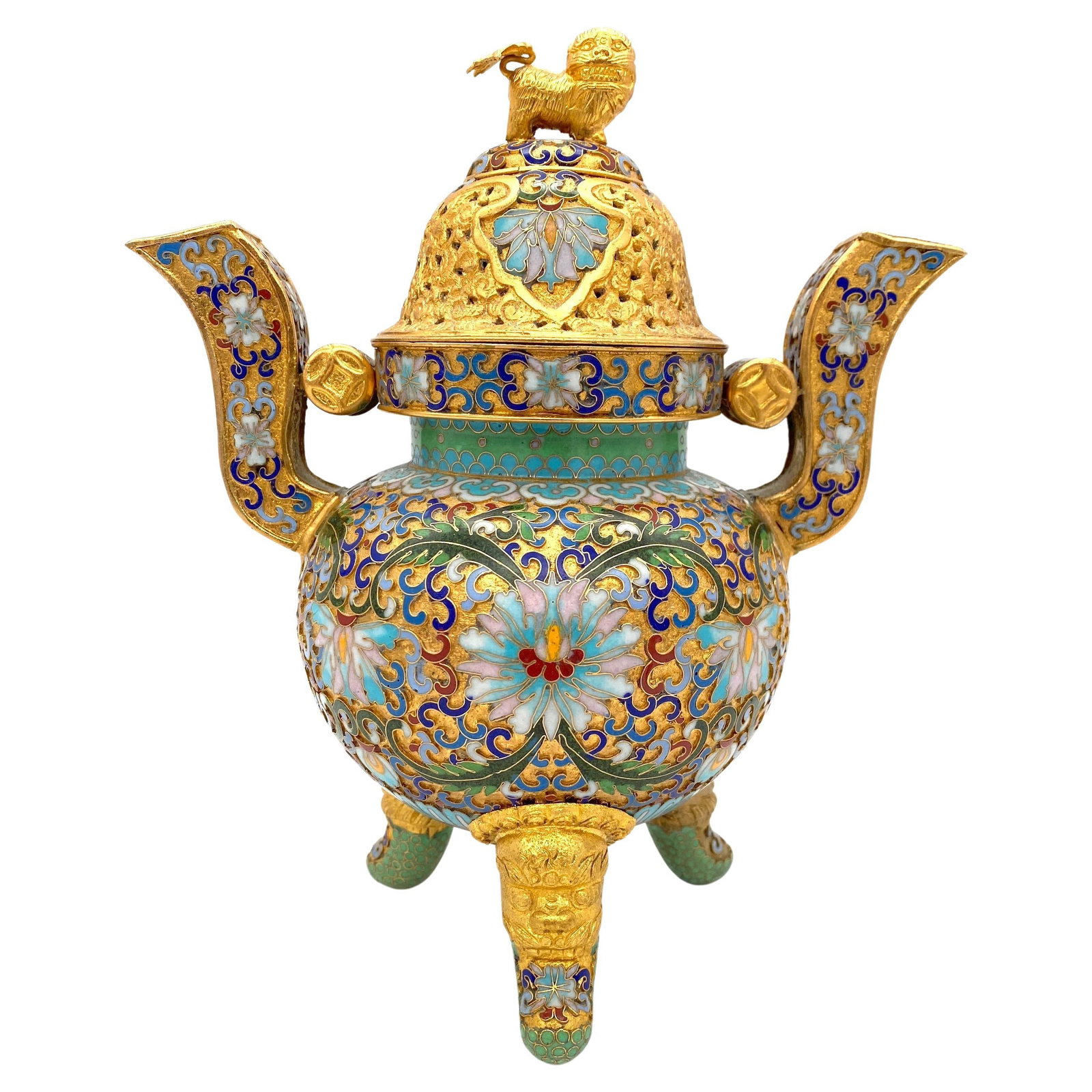 20th Century Chinese Gilt Cloisonne Foo Dog Censor: 20th Century Chinese Gilt Cloisonne Foo Dog Censor This stunning 20th Century Chinese Elaborate Gilt Cloisonne Foo Dog Censor showcases exceptional craftsmanship and artistry. Standing at an impressiv