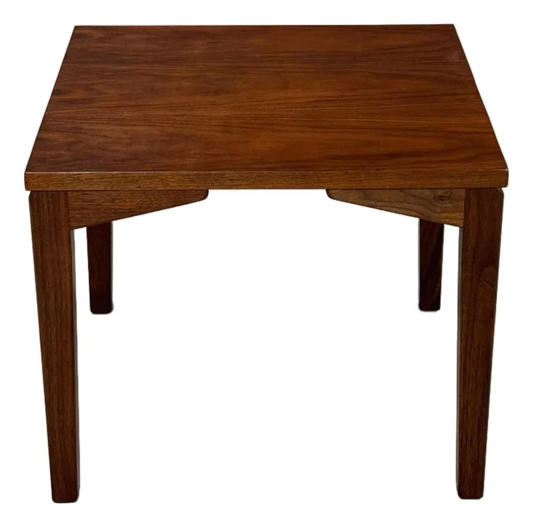 1960s B.L. Marble Walnut End Table Mid Century Modern: 1960s B.L. Marble Walnut End Table Mid Century Modern This stunning mid-century modern walnut end table, crafted by B.L. Marble Furniture, showcases a classic square design that perfectly embodies the