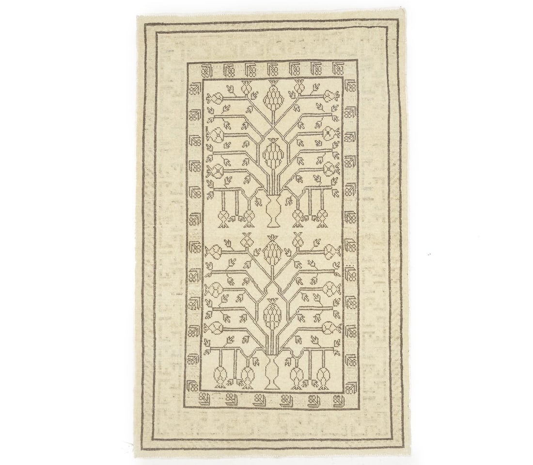 Unique Handmade Vintage Oriental Wool Rug 3x5 ft Floral Design: Unique Handmade Vintage Oriental Wool Rug 3x5 ft Floral Design Discover this one-of-a-kind handmade vintage Oriental rug, perfect for adding a touch of elegance to your home. Measuring 3'0 x 4'10, thi