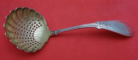 Whiting Italian Sterling Silver Gold Washed Sugar Sifter 6 Inch: Whiting Italian Sterling Silver Gold Washed Sugar Sifter 6 Inch Experience the elegance of the Italian pattern by Whiting with this exquisite sterling silver sugar sifter. Measuring 6 inches, this pie