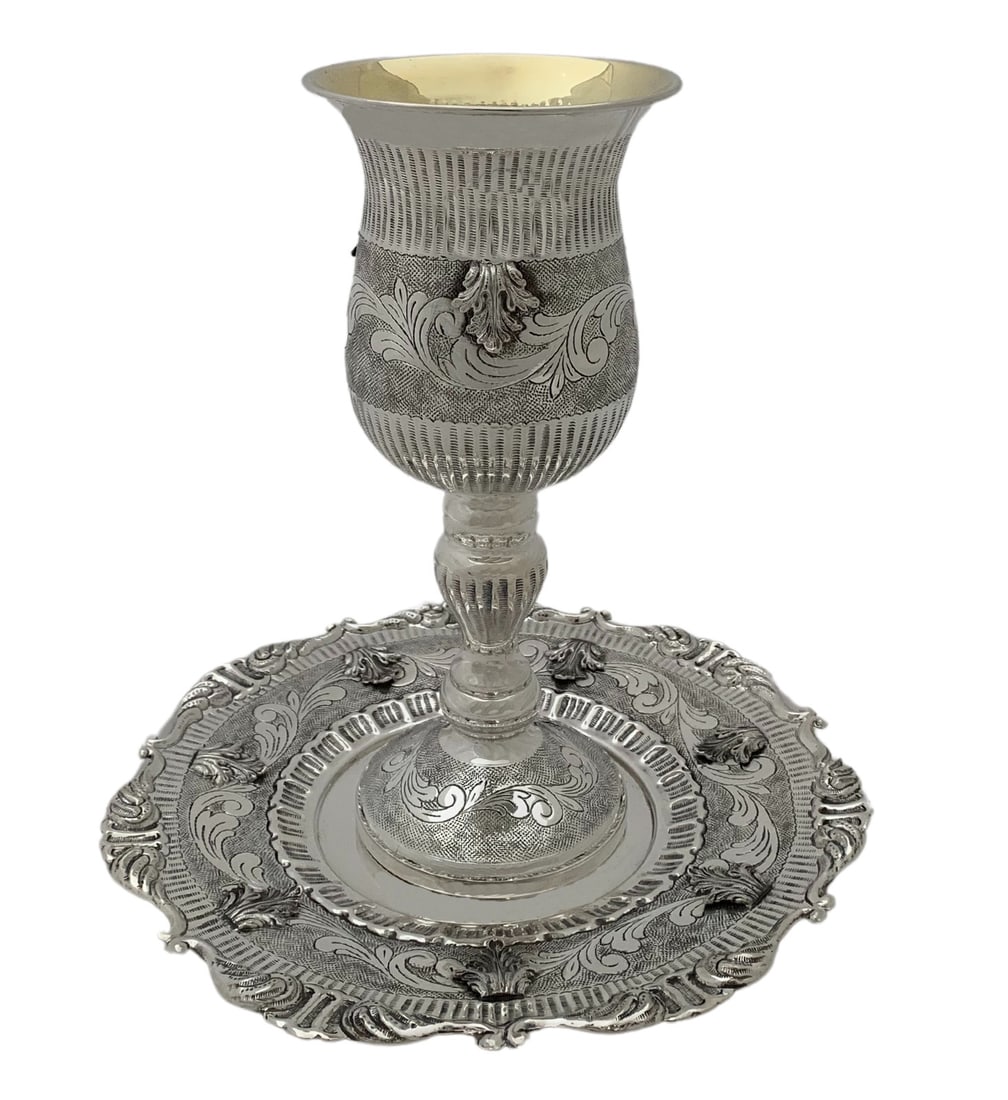 Eliyahu 925 Sterling Silver Handmade Chased Leaf Cup and Tray Set: Eliyahu 925 Sterling Silver Handmade Chased Leaf Cup and Tray Set This exquisite Eliyahu Passover Cup & Tray set is crafted from fine 925 sterling silver, showcasing a stunning handmade chased leaf ap