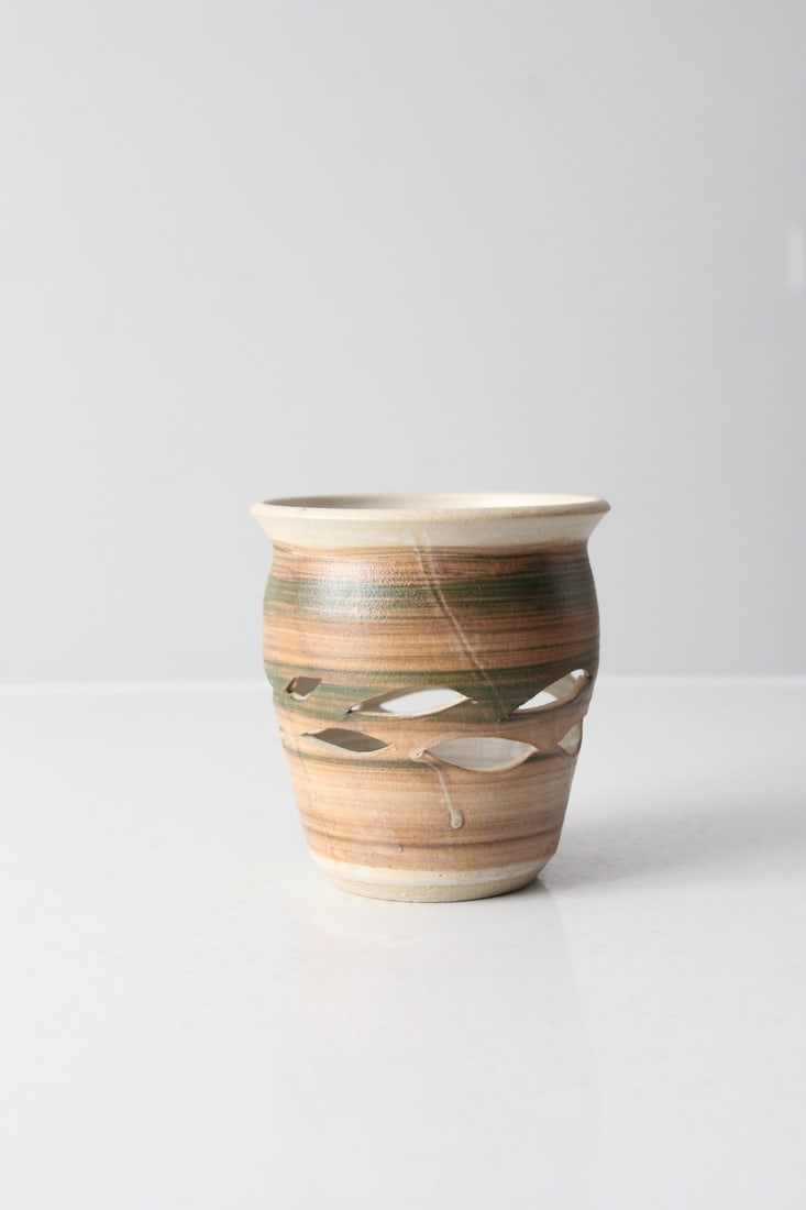 Handmade Vintage Studio Pottery Vase Signed 5.5in Cut-Out Design: Handmade Vintage Studio Pottery Vase Signed 5.5in Cut-Out Design This vintage studio pottery vase is a unique handmade piece, showcasing a beautiful cut-out design across its body. The vase is adorned