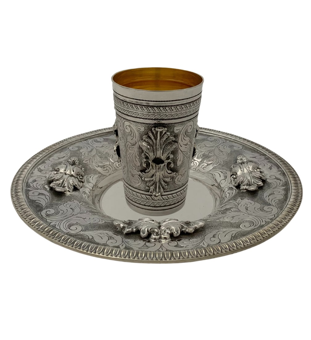 Handmade 925 Sterling Silver Cup & Tray Chased Leaf Design: Handmade 925 Sterling Silver Cup & Tray Chased Leaf Design This exquisite cup and tray set is crafted from fine 925 sterling silver, showcasing a stunning combination of matte and shiny finishes. The 