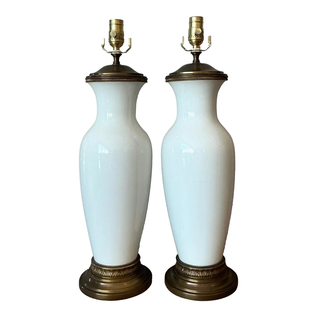 Pair of White Ceramic Table Lamps with Antique Brass Detailing: Pair of White Ceramic Table Lamps with Antique Brass Detailing This pair of vintage Regency table lamps features classical vase-shaped bodies crafted from highly polished, pristine white ceramic, remi