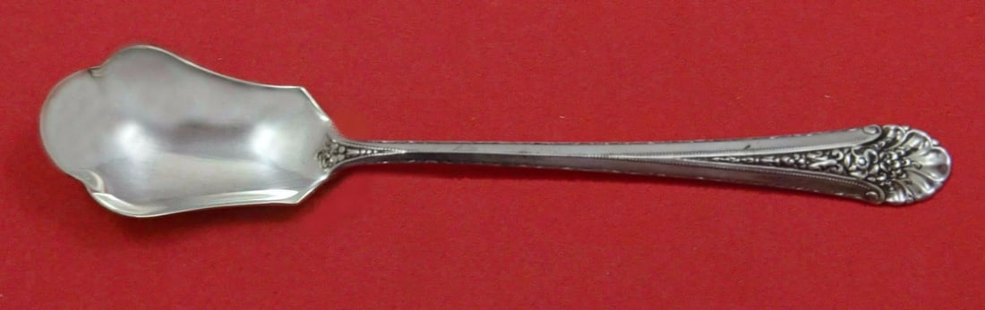 Towle Royal Windsor Sterling Silver Relish Scoop 5 3/4 Custom Made: Towle Royal Windsor Sterling Silver Relish Scoop 5 3/4 Custom Made This exquisite relish scoop, custom made in the elegant Royal Windsor pattern by Towle, is crafted from high-quality sterling silver.