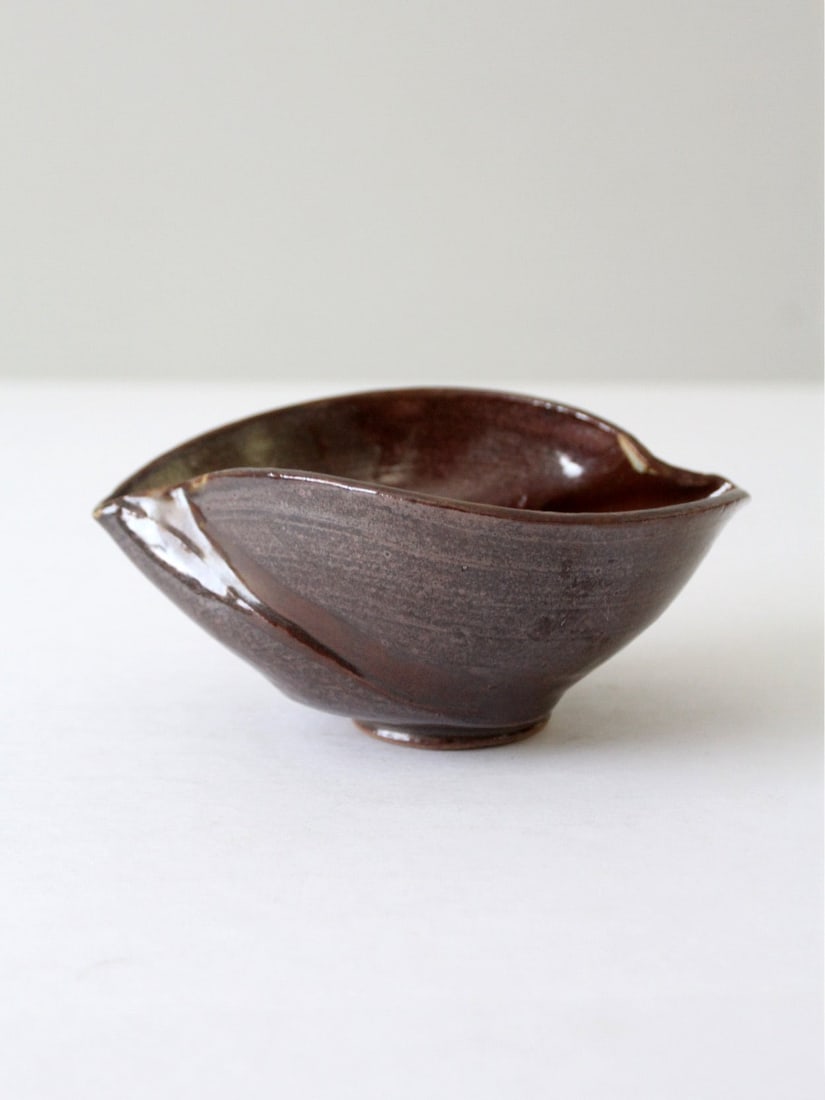 Signed Sculptural Studio Pottery Bowl with Fluted Rim: Signed Sculptural Studio Pottery Bowl with Fluted Rim This vintage handmade studio pottery bowl features a striking sculptural form with gently fluted edges. The rich, earthy glaze showcases subtle va