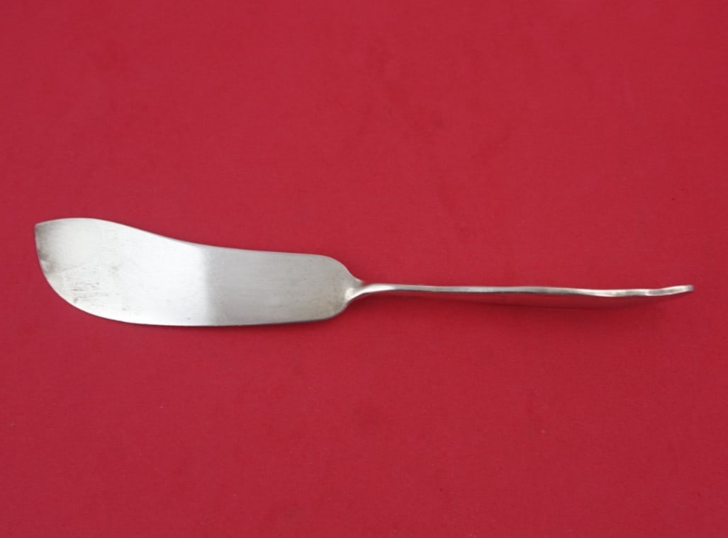 Whiting Lily of the Valley Sterling Silver Master Butter Knife 7.5": Whiting Lily of the Valley Sterling Silver Master Butter Knife 7.5" This exquisite master butter knife features the elegant "Lily of the Valley" pattern by Whiting, crafted from high-quality sterling 