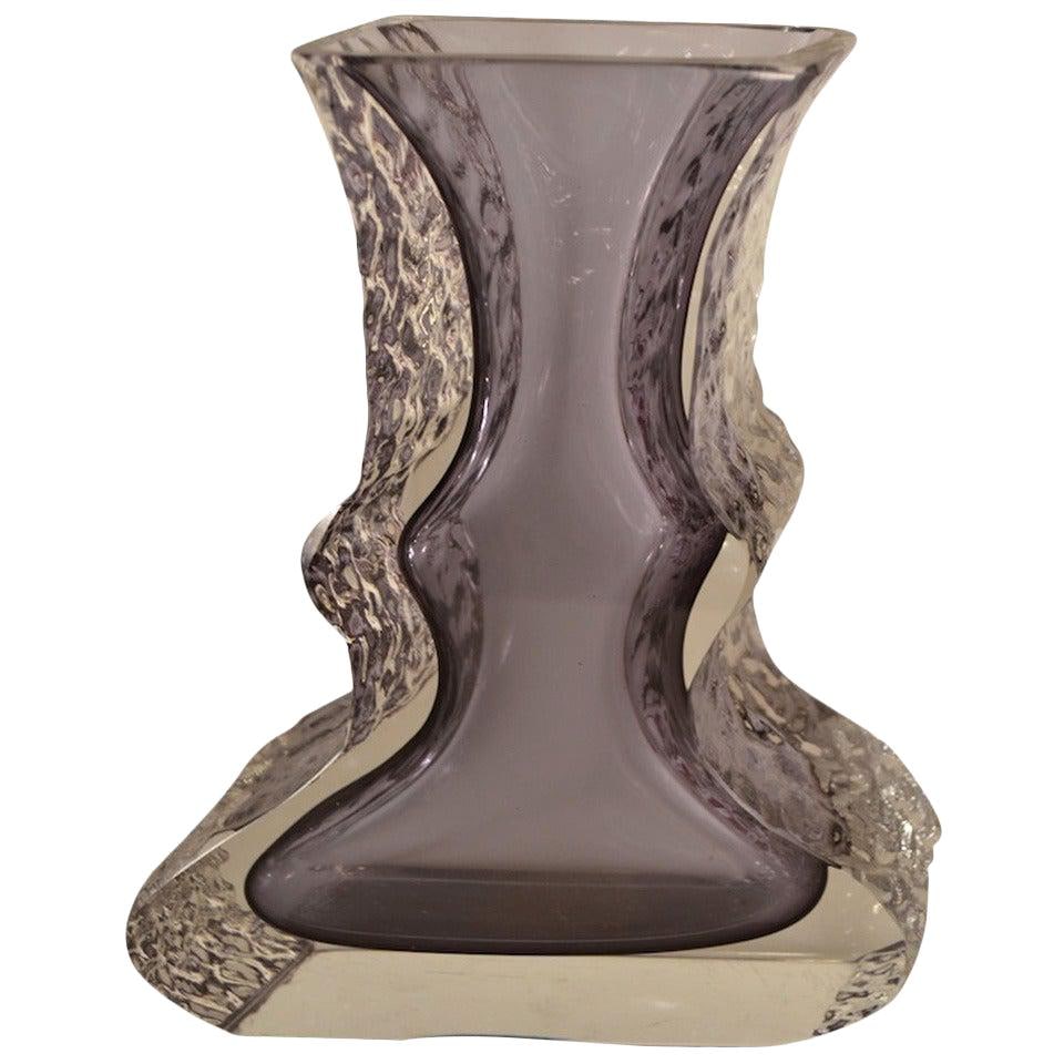 Mandruzzato Murano Art Glass Vase Campanella Somerso Technique Purple: Mandruzzato Murano Art Glass Vase Campanella Somerso Technique Purple This exquisite Mandruzzato Murano Art Glass Vase, crafted by Campanella, showcases the elegant Somerso technique, featuring beauti