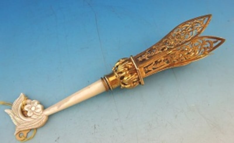 Victorian Gilt Bronze Tussie Mussie Posey Holder 1880s with Mother of Pearl Handle: Victorian Gilt Bronze Tussie Mussie Posey Holder 1880s with Mother of Pearl Handle This exquisite gilt bronze tussie mussie posy holder, dating back to the 1880s, features a six-petal pierced cup beau