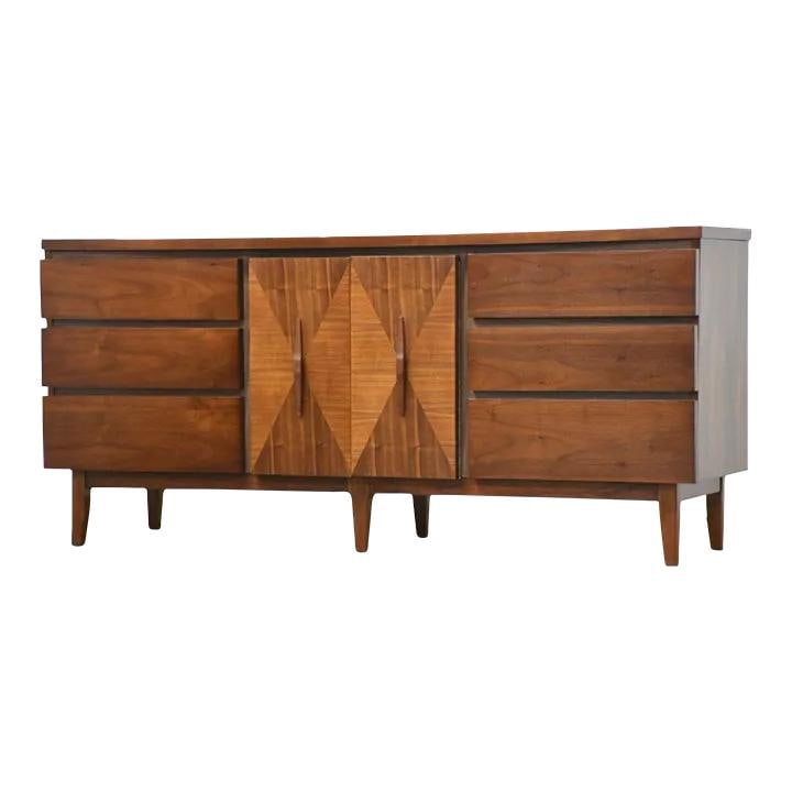 Mid Century Modern American of Martinsville Walnut Dresser 72": Mid Century Modern American of Martinsville Walnut Dresser 72" This exquisite mid-century modern dresser showcases a stunning walnut finish and features nine spacious drawers with sculpted pulls, perf