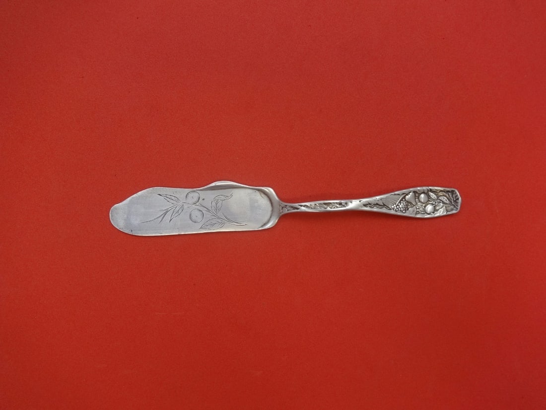 Towle Pomona Sterling Silver Master Butter Knife 7 1/4 Inch Flat Handle: Towle Pomona Sterling Silver Master Butter Knife 7 1/4 Inch Flat Handle Introducing the Pomona Master Butter Knife by Towle, crafted from high-quality sterling silver. This elegant flat handle knife m